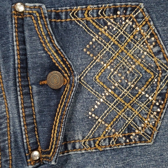 LEI -Ashley' low-rise Bootcut stretchy jeans - Picture 6 of 11